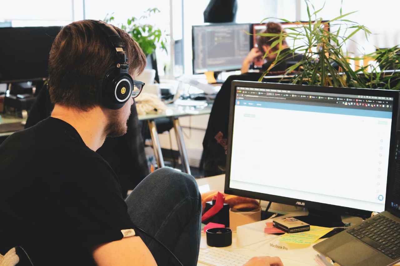 Help-Desk-vs.-Service-Desk-min Help Desk vs. Service Desk: What’s the Difference?